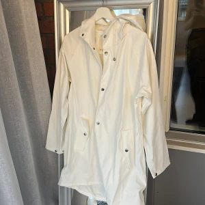 Regnkappa - Vit regnkappa från Lager 175. Har luva! Knappt använd💕