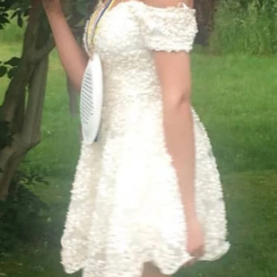 Vit klänning med spetsdetaljer - 4