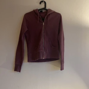 Huvtröja - Jättesöt huvtröja med inga skador från Gina säljer billigt men är i bra skick och testad på bara