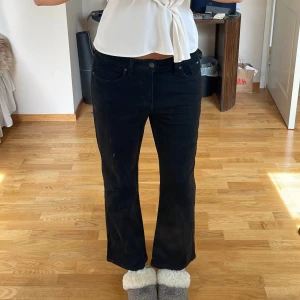 Midrise bootcut lee - Jeans från Lee. Jag är 177cm. Midja : 42cm Innerben: 68