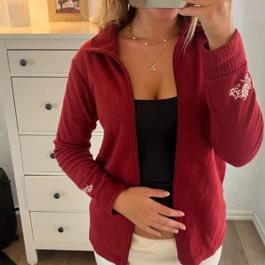 VINTED VINRÖD KOFTA 🍷 ❤️ - Jag säljer en mysig Vinted fleecetröja med dragkedja och vita detaljer vid ärmarna. De är som broderade rosor 🌹Köpt för länge sedan och kommer tyvärr inte till användning för mig. Jättefint sick och inga defekter!!❤️😍storleksmässigt passar den S och M