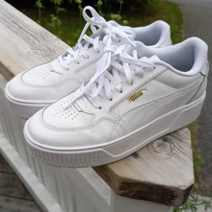 Sneakers - Ett par vita puma skor i storlek 40, använda 1 gång. Är i väldigt bra skick. Säljs då jag inte har användning för dem mer. Orginal pris 799 kr.
