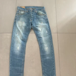 Dondup jeans ( slitningar) - ett par sköna jeans med riktigt feta slitningar i slimfit. är i ett bra skick,  hör av er vid frågor eller fler bilder🙌🏽