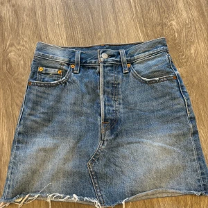 Levis kjol  - Levis kjol, knappt använd, storlek 23