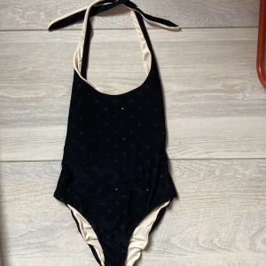 Body - Jättefin svart Body med små diamanter och öppenrygg⭐️