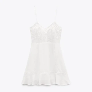 Söt sommarklänning  - Broderad klänning ifrån Zara. Aldrig använd. 