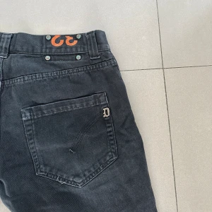 dondup jeans - ett par snygga svarta dondup jeans i strlk 32 i slimfit! i ett mycket bra skick. hör av er vid intresse!🤩