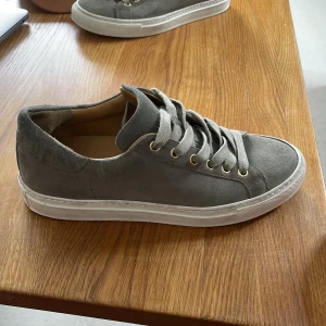 Sneakers  - Säljer dessa skor i storlek 37-38 pågrund av att dem är försmå märket heter sandays 