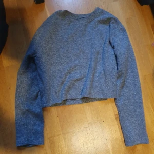 Zara croppad tröja - Grå lite croppad tröja från Zara som aldrig använts. Storlek S men skulle passa en XS också.
