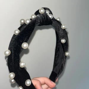Diadem med pärlor  - Vackert diadem med pärlor. Det ser glittrigt ut på bilden med det är INTE glittrigt! Tyget är i sammet. Aldrig använt därför mycket bra skick🤩Skriv vid intresse/frågor🫶