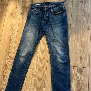 Jeans - Jack & Jones - Jeans från Jack & Jones Storlek: 30/32 Väldigt bra skick, i princip oanvända  Skick: 9/10 Går att diskutera paketpris om det även finns intresse för andra annonser jag har ute!!💸