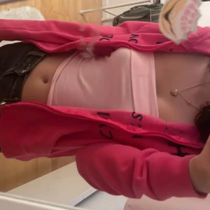 Hollister drainer y2k hoodie - Hot pink hollister zip up hoodie. XS men passar även S. Inte min stil längre <3