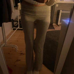 Yoga pants - ljusgrå yoga pants från gina i stl 146/152 sitter nog som xs