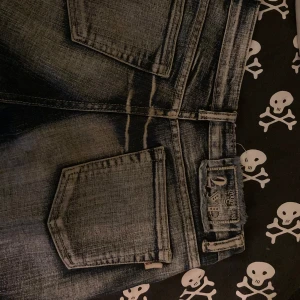 bootcut jeans  - så snygga lågmedjade jeans med bootcut! gillar väldigt mycket men passar inte i riktigt i storleken. skulle säga dom passar s-m. bra skick, har inte använt så mycket 