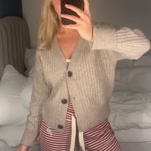 Kofta - Supersnygg men kommer aldrig till användning. Knappt använd så i princip nyskick! Inga defekter vad jag kan se❤️