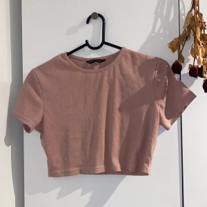 Magtröja - Söt kortare topp köpt på Plick men märket är Shein. (Jag uppmuntrar ingen att bidra till fast fashion.) Bra skick!