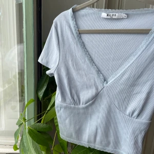 Topp NA-KD - En supersöt ljusblå topp från NA-KD som inte kommer till användning 