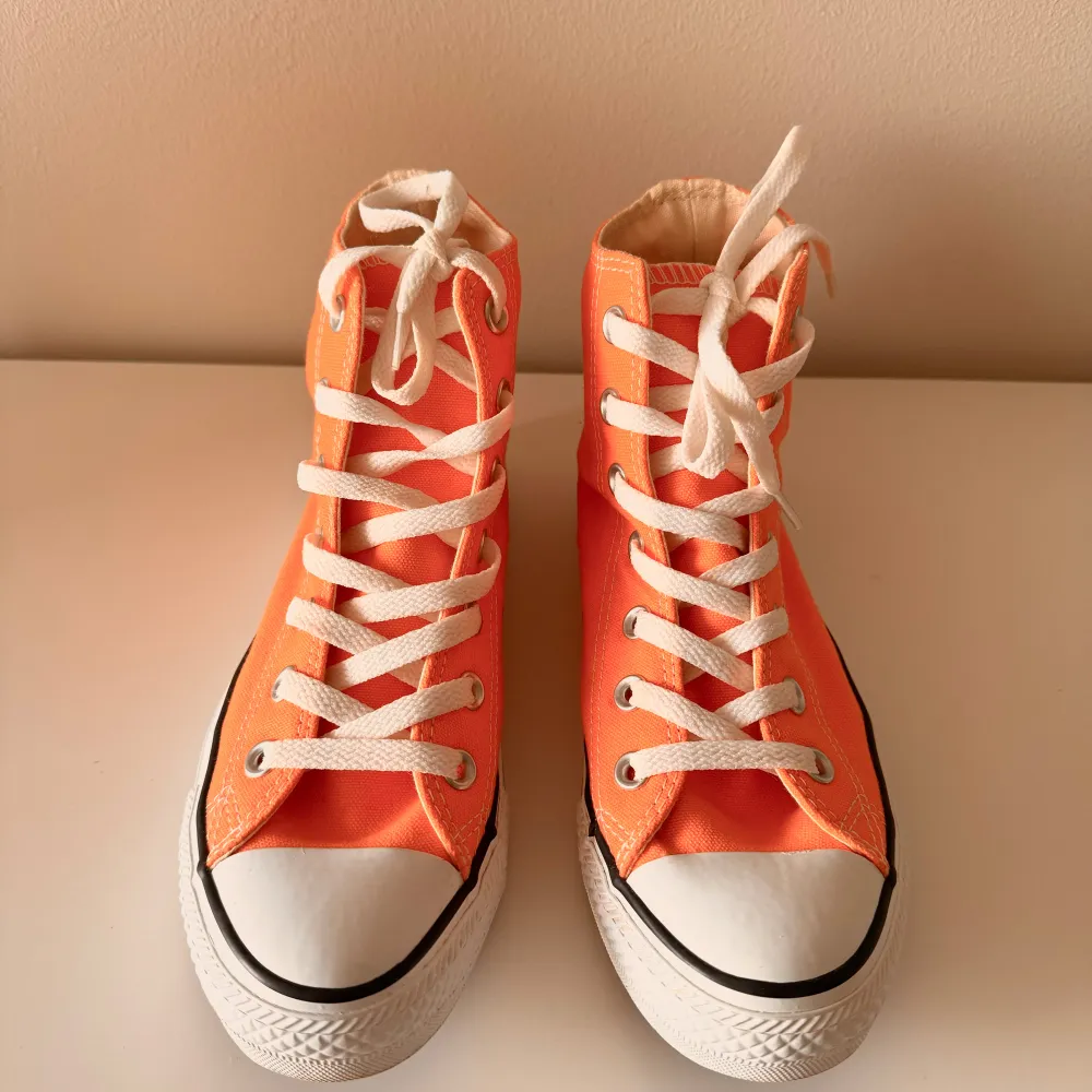 Orangefärgade Converse kängor super snygga knappt använda (se sista bilden insidan av skorna) pytte liten smutsfläck på höger skon på utsidan bak som kan säkert lätt tas bort med tvättservett.. Skor.