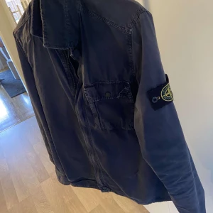 Stone island overshirt  - Tja, säljer nu denna feta stone island overshirten då den ej kommer till andvändning länge. Jackan är i bra skick och givetvis äkta. Storlek S  Hör av er vid eventuella frågor!