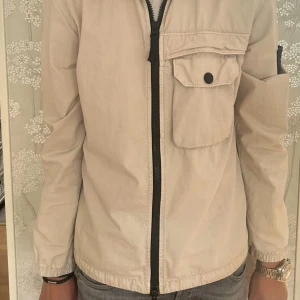 Stone Island overshirt  - Nu säljer jag min snygga overshirt från Stone Island, overshirten är i bra skick 8/10. Den är dessutom i storlek M, säljer den för den är lite för stor, jag på bilden är 185 och väger 65 kg. Säljer den nu för endast 1699 och pris kan diskuteras!