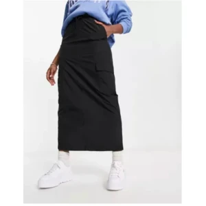 Svart maxi kjol cargostil  - Svart maxi kjol cargostil  från New Look strlk 36 (S) androg använd   