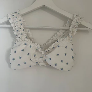 Blommig bikini - Blommig bikini från h&m, storlek 36🌸Aldrig använd då den inte passa, har dock en liten sminkfläck (se bild 3) som redan fanns där när jag köpte den!💕