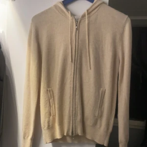 Cashmere zip  - Tja, säljer nu min Cashmere kofta i storlek xs, anledning till att jag säljer tröjan är för att den ej kommer till användning och ligger bara i garderoben och ruttnar, skick 10/10 knappast använd, skriv för fler frågor eller funderingar// Kevin