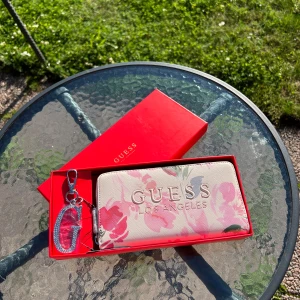 plånbok - Helt oanvänd plånbok från Guess, väldigt fin och fräsch 