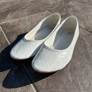 Ballerinaskor - Snygga vita ballerinaskor!!💗☺️🥰 Använda en gång!