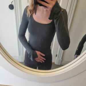 Grön långärmad topp - Säljer den här gröna toppen från Gina Tricot. Den har väldigt mjukt material och sitter tajt. Slits vid ärmsluten 🤍 Köpte för 229kr säljer för 150kr 💋
