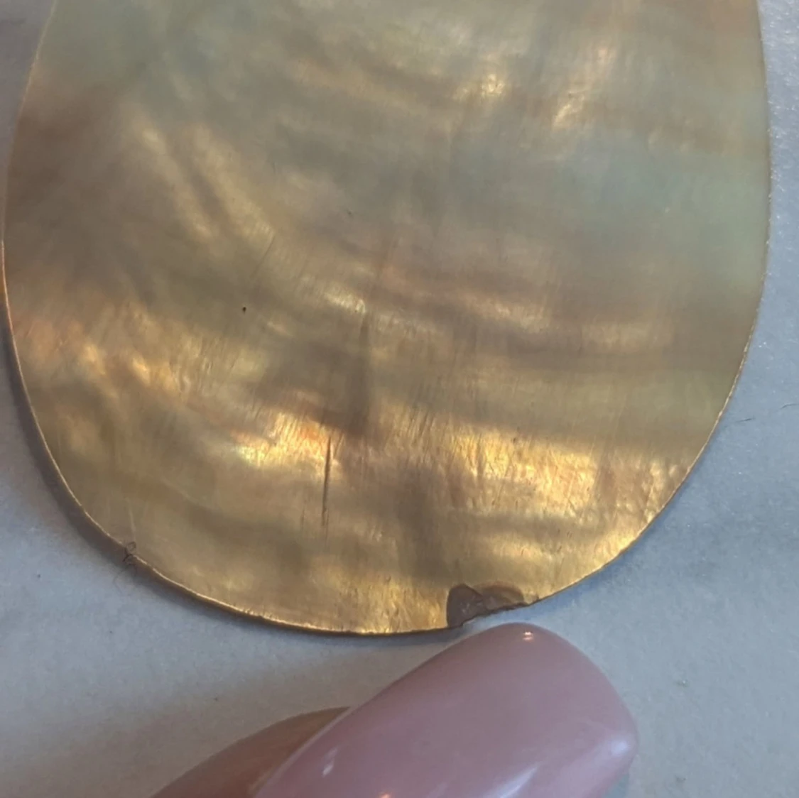 Halsband med hängsmycke i guld och pärlemor - 93