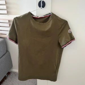 Moncler T Shirt - Moncler T-Shirt, Cond 8,5/10 (flawless), Retail 3299kr, Dm för fler bilder🤞🏻