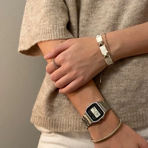 Armband - Vitt jeansarmband med silver detaljer Justerbart fäste + frakt