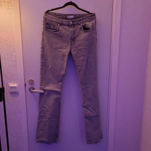 Gråa jeans  - Ett par gråa jeans från gina tricot.  Strl 40