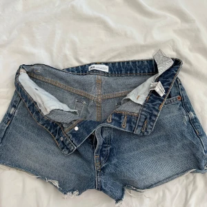 Jeansshorts - Snygga jeansshorts från Zara🙌 Bra skick!