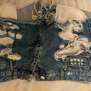 Ascoola jeansshorts🤗 - Asballa jeansshorts med nitar🥰