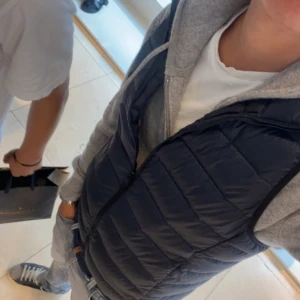 UNIQLO VEST  - Riktigt fet vest som passar perfekt att matcha med t-shirts, piketröjor, skjortor eller vanliga tröjor. Skick 8/10. 