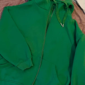Grön kofta  - Säljer min gröna kofta då den endast är använd 1 gång. 