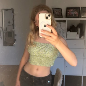 Gullig topp - Fin topp från Zara, storlek vet jag inte riktigt men jag har XS tror den passar XXS bättre dock
