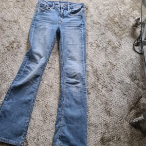 Fina Flare Low Waist jeans från Lab industries 😍 - Hej! Säljer dessa fantastiska jeans från Lab Industries i toppskick, har bara använts ett par gånger. Ordinarie pris är 499 kr.
