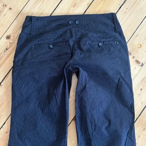 Y2K BYXOR - SVARTA BYXOR MED SMÅ RÄNDER ⚪️  Storlek  ⚪️ 85 cm runt midjan ⚪️ Innerbenslängd 82 cm ⚪️ Jag är 177 cm och har storlek 29 ⚪️ Skick enl bild ⚪️ Använd gärna köp nu 🫶