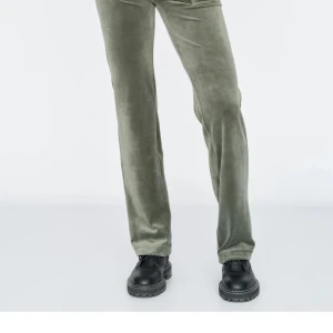 Juicy Couture - Säljer dessa jätte fina Juicy Couture byxorna i grön. Har använt en gång och är i jätte bra skick.💗💗