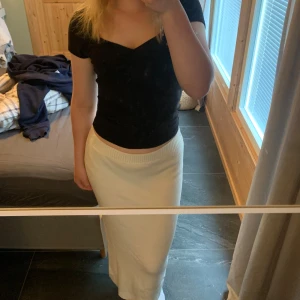 Stickad lång kjol - SUPER FIN kjol, bara använd 1 gång💞