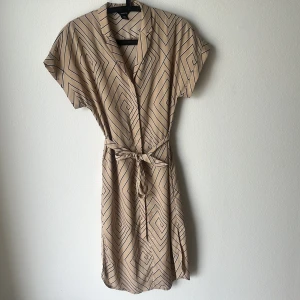 Klänning - Klänning i nyskick. Perfekt till både vardags, fest eller stranden.