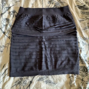 Räfflad kjol - Grå räfflad kjol med litet hål, syns knappt.