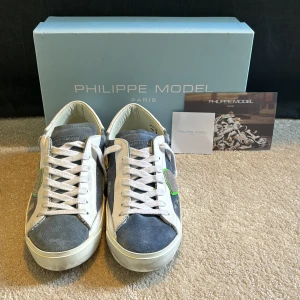 Philippe Models - Philippe models i storlek 40  Skick 10/10 som nya  Box, äkthetsbevis brev , skoinlägg från Philippe model medkommer till skorna Fraktar samma dag som köp oftast Storlek 40 passar 41 