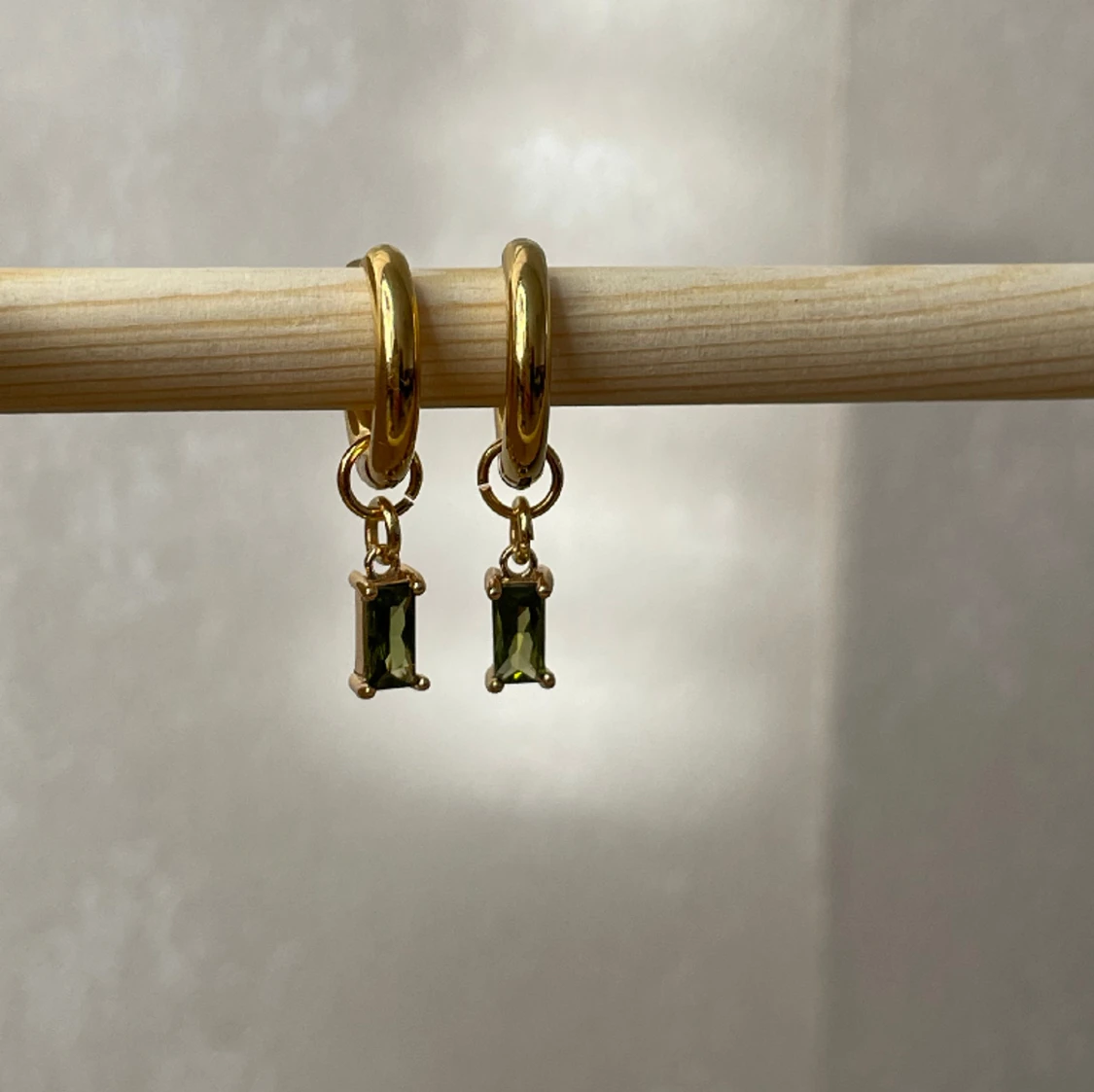 Handgjorda örhängen olivgrön strass - 90