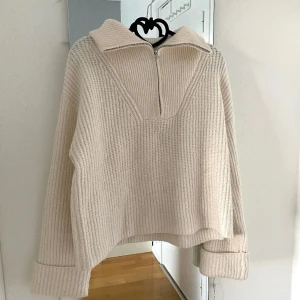 Stickad kofta - Säljer en stickad kofta från BikBok då den inte kommer till användning! Den är fint skick och har inga synliga defekter. Hör gärna av dig vid mer frågor!☺️