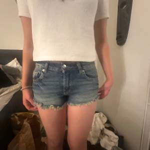 As snygga helt oanvända jeans shorts!🔥(passar 38/36)