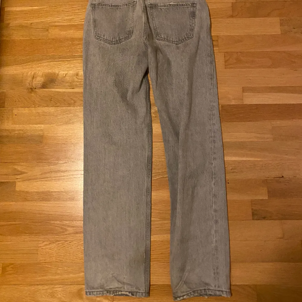 Superfina gråa lågmidjade jeans från ginatricot som inte kommer till användning då de är för långa. Jag är 164 cm och de går lite över min häl. Använd gärna köp nu!☺️. Jeans & Byxor.